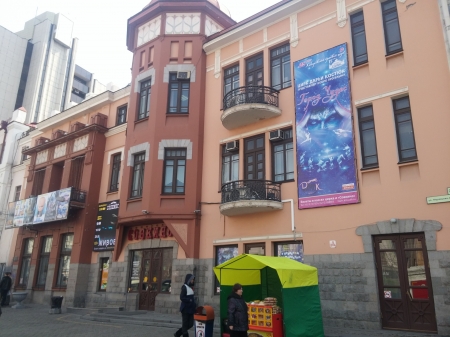 Балконы, фасады объектов культурного наследия и реклама.