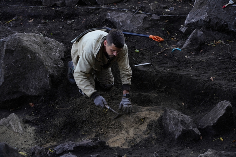 археологические раскопки на памятнике археологии федерального значения "Киинские. Петроглифы"