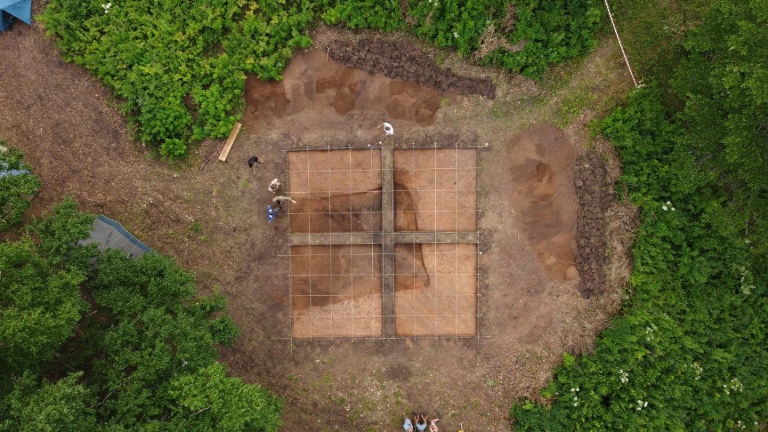 Археологи раскопали древнее поселение в районе имени Лазо