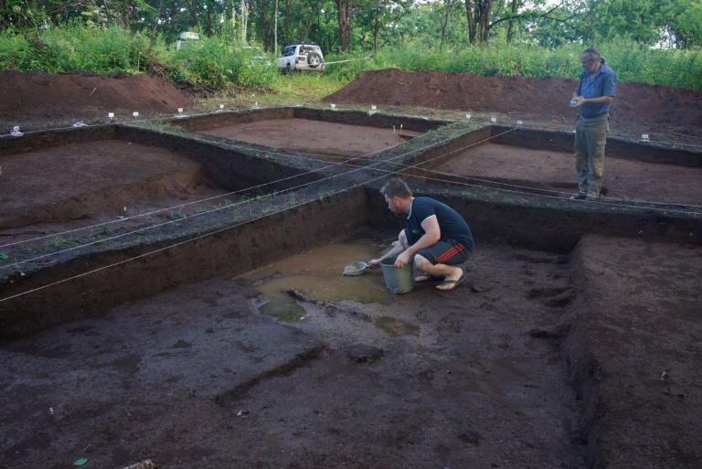 Археологи раскопали древнее поселение в районе имени Лазо