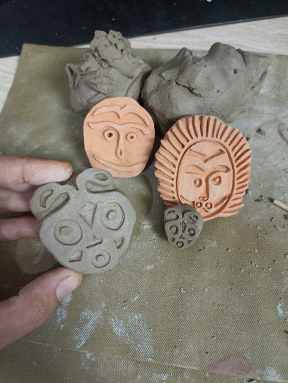 Археолог из Хабаровска делает украшения с петроглифами