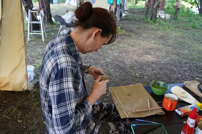 Археолог из Хабаровска делает украшения с петроглифами